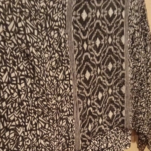 Allison Daley Monochrome Geometric Top - Picture 7 of 14